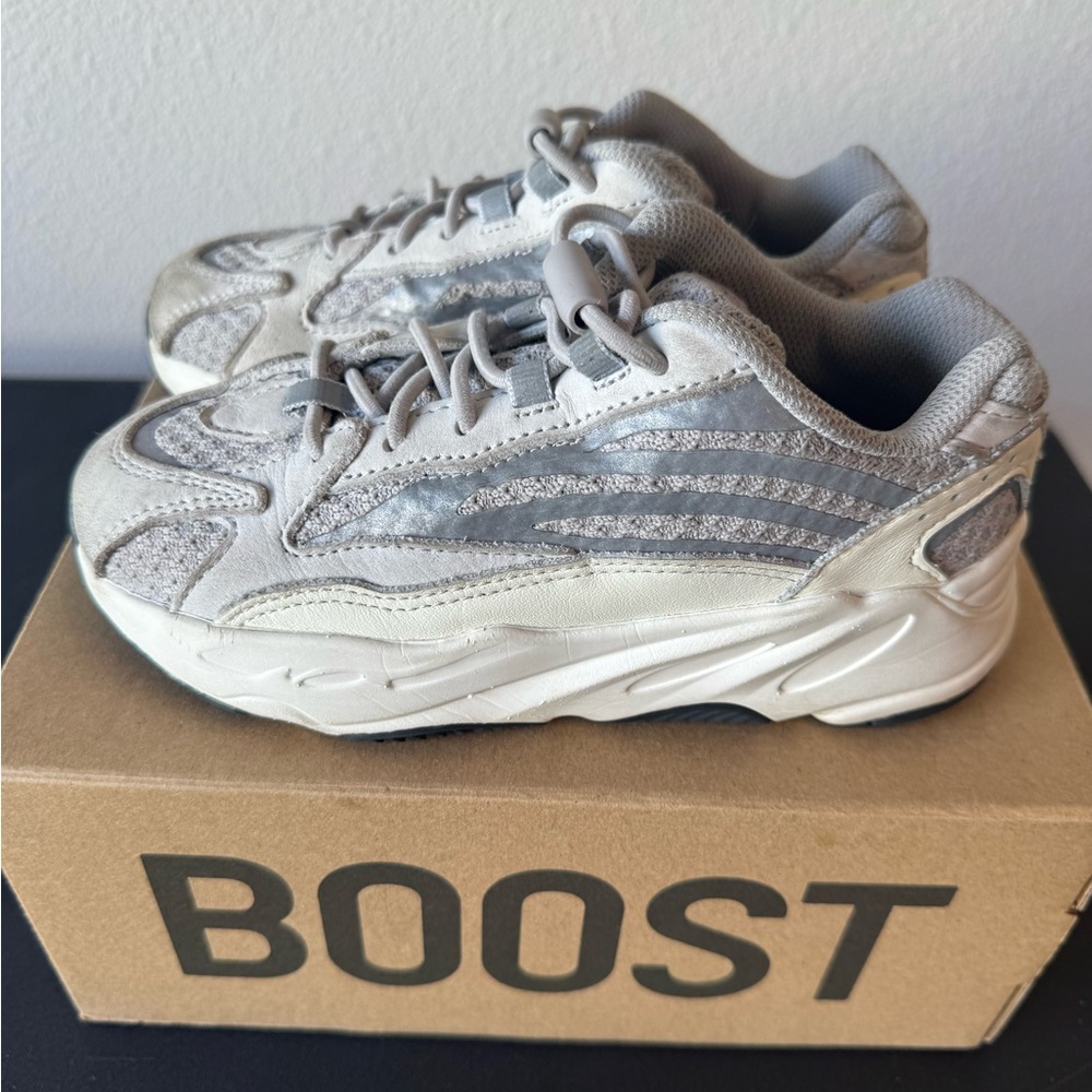 Size 13K - adidas Yeezy Boost 700 V2 KIDS Pre-owned